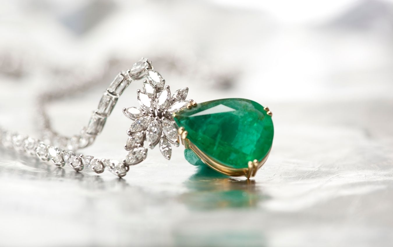 Juwel mit grünem Stein und Diamanten