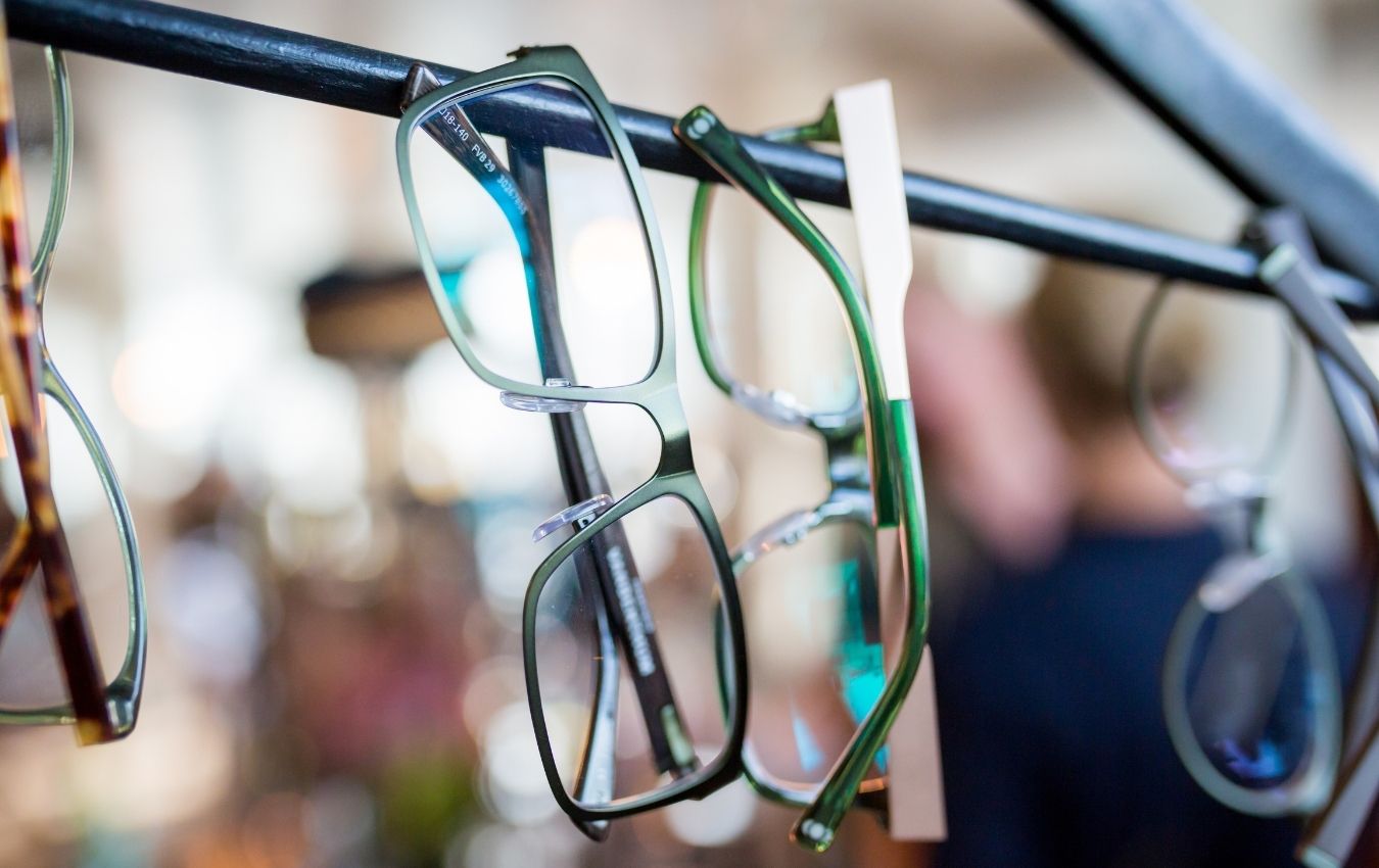 Paires de lunettes vertes pendues à un présentoir